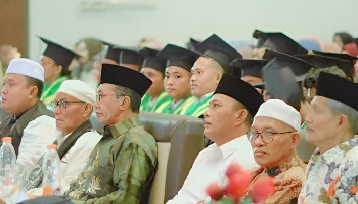 Bupati Pamekasan Terpilih KH. Kholilurrahman Hadiri Wisuda IAI Al Khairat Ke 27