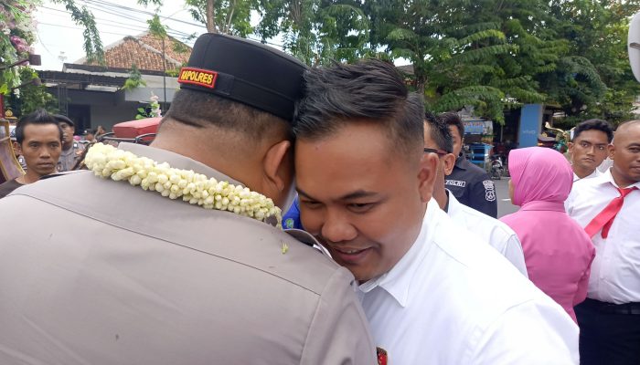 Karangan Bunga Warnai Lingkungan Polres Pamekasan Dalam Rangka Pisah Sambut Kapolres Baru dan Selesainya Sertijab di Polda Jatim