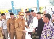Antisipasi Terjadi Konflik, Bupati Pamekasan Serahkan Sertifikat Tanah kepada Warga