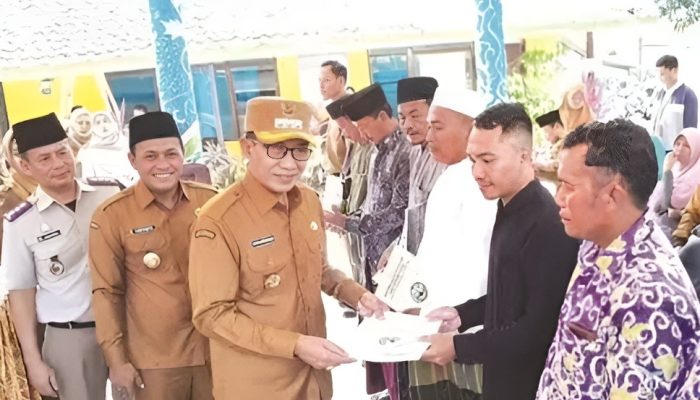 Antisipasi Terjadi Konflik, Bupati Pamekasan Serahkan Sertifikat Tanah kepada Warga