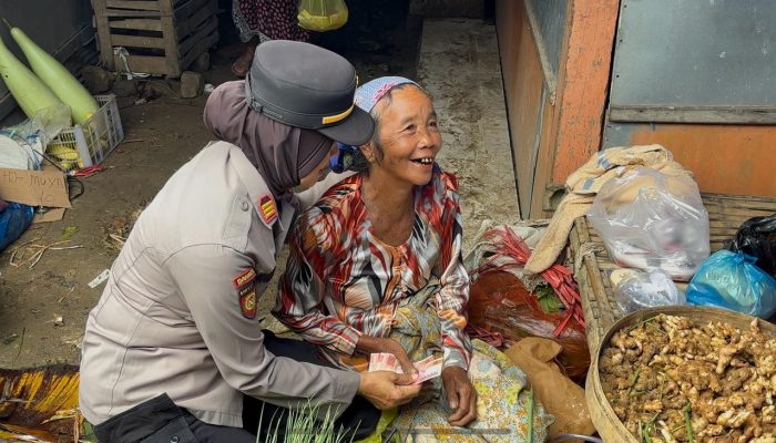 Nenek Penjual Rempah Ditipu Uang Mainan di Pasar Pakong