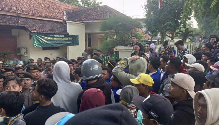 PMII dan Ratusan Nelayan Demo Perhutani Madura, Tuntut Laporan Pengrusakan Hutan Mangrove Dicabut