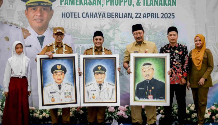 Bupati dan Wabup Pamekasan Dihadiahi Lukisan Wajahnya Karya Siswa SDN