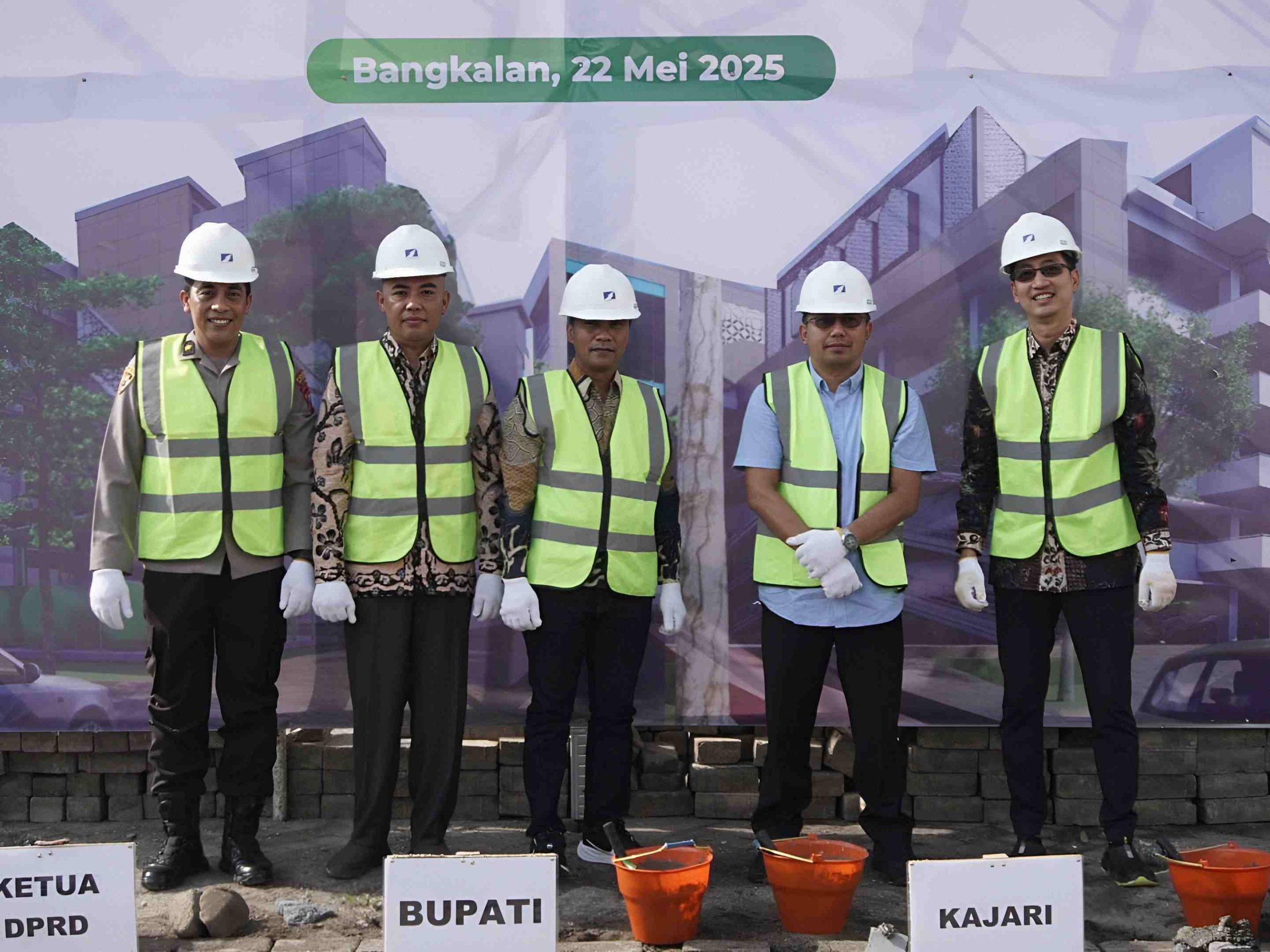 Lima pejabat daerah Bangkalan mengenakan rompi dan helm proyek saat seremoni peletakan batu pertama RSUD Syamrabu pada 22 Mei 2025.