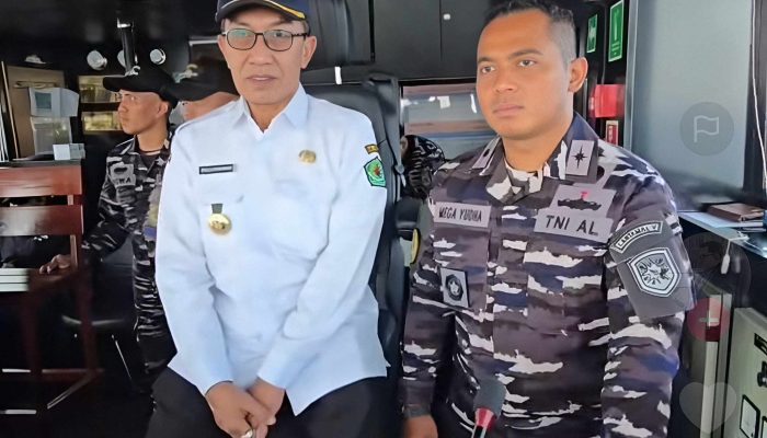 Bupati Pamekasan Naik Kapal Perang TNI AL, Tinjau Titik Migas Strategis di Laut Madura