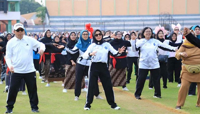 Meriah! Ribuan Warga Probolinggo Ikut Senam Massal Bareng Wali Kota di HKG PKK ke-53