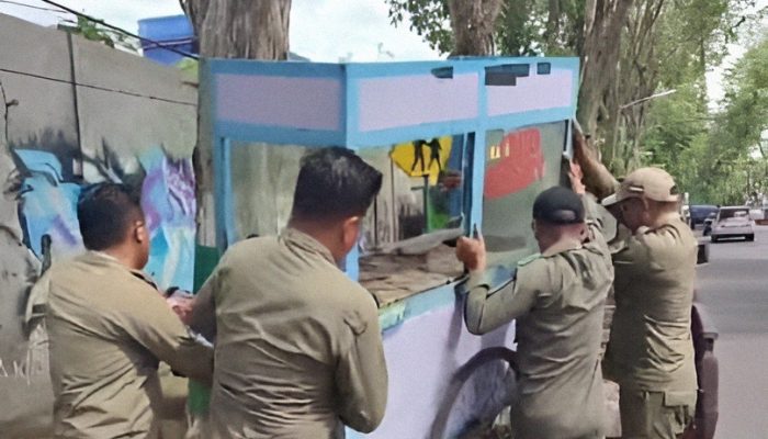 PKL Kocar-Kacir! Satpol PP Gerebek Jalan Jokotole, Puluhan Lapak Disikat Habis