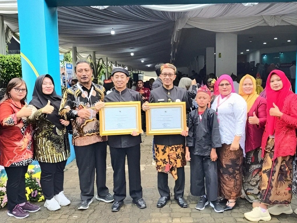Bupati Pamekasan KH. Kholilurrahman (tengah, kanan) foto bersama setelah menerima penghargaan dari Kementerian Dikdasmen RI di Jakarta