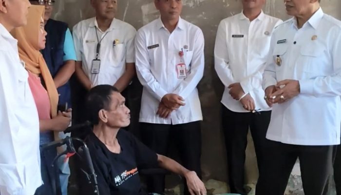 Hidup Sebatang Kara dan Stroke, Pria 54 Tahun Dapat Perhatian Langsung Bupati Pamekasan