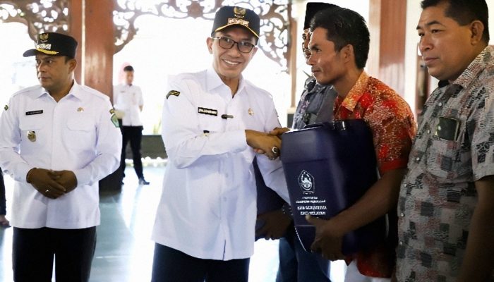 Bupati dan Wabub Pamekasan Serahkan Jerigen BBM Subsidi juga Jaminan Sosial ke 500 Nelayan, Bagian dari Program 100 Hari Kerja
