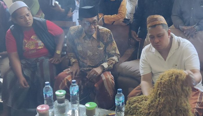 Peduli Petani, Bupati Kholilurrahman Pantau Proses Jual Beli Tembakau di Pamekasan