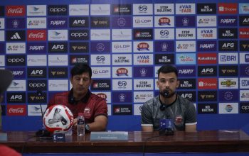 Pelatih Madura United, Angel Alfredo Vera dalam sesi jumpa pers sebelum pertandingan