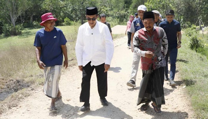 Bupati Pamekasan Turun ke Jalan, Ikut Gotong Royong Perbaiki Jalan Rusak Bareng Warga