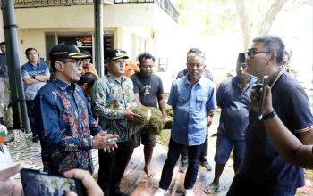 Bupati Pamekasan KH Kholilurrahman sidak gudang tembakau, berdialog dengan pengelola gudang dan petani, Pamekasan 14 September 2025.