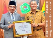 Bupati Pamekasan Terima Juara 3 Syar’iah Award, Diserahkan Langsung Gubernur Jatim