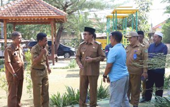 Bupati Pamekasan KH Kholilurrahman meninjau recovery Lapangan Futsal Taman Kota Gladak Anyar bersama pejabat daerah dan masyarakat.