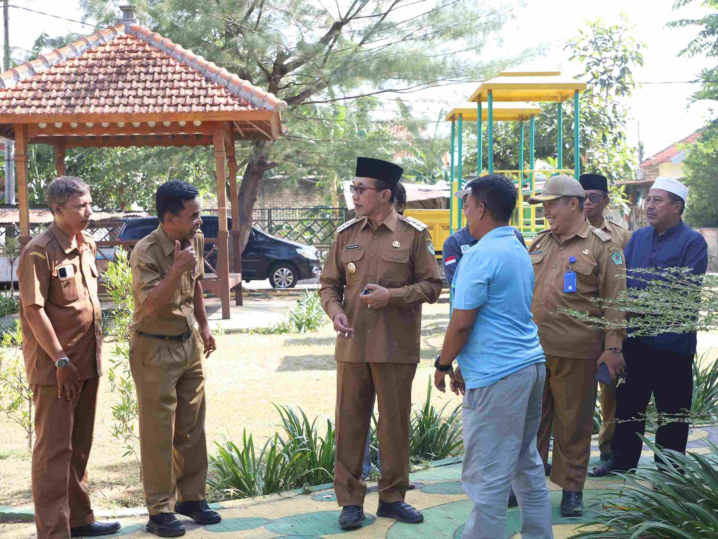 Bupati Pamekasan KH Kholilurrahman meninjau recovery Lapangan Futsal Taman Kota Gladak Anyar bersama pejabat daerah dan masyarakat.
