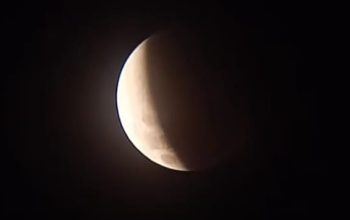 Gerhana bulan total di langit Pamekasan pada 8 September 2025