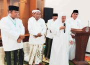 Para pengurus Jatma Aswaja Jawa Timur mengikuti pelantikan dan doa bersama yang dipimpin ulama, Sidoarjo, 14 Oktober 2025.