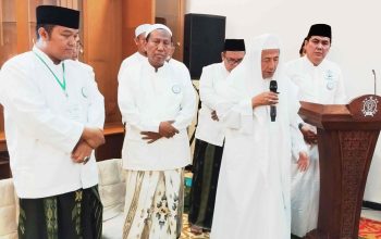 Para pengurus Jatma Aswaja Jawa Timur mengikuti pelantikan dan doa bersama yang dipimpin ulama, Sidoarjo, 14 Oktober 2025.