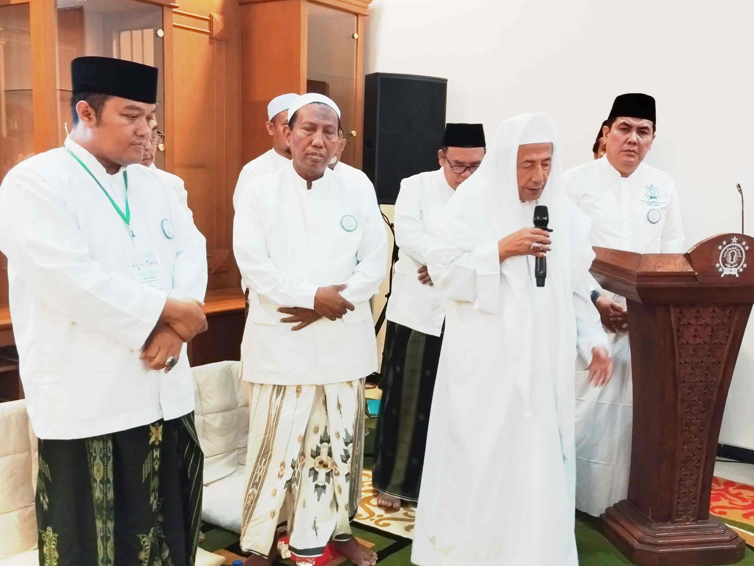 Para pengurus Jatma Aswaja Jawa Timur mengikuti pelantikan dan doa bersama yang dipimpin ulama, Sidoarjo, 14 Oktober 2025.