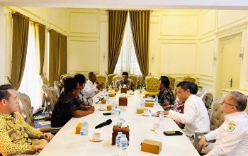 Bupati Pamekasan memimpin rapat bersama Tim KAMURA membahas survei Kawasan Ekonomi Khusus Tembakau di ruang pertemuan Pendopo Pamekasan.