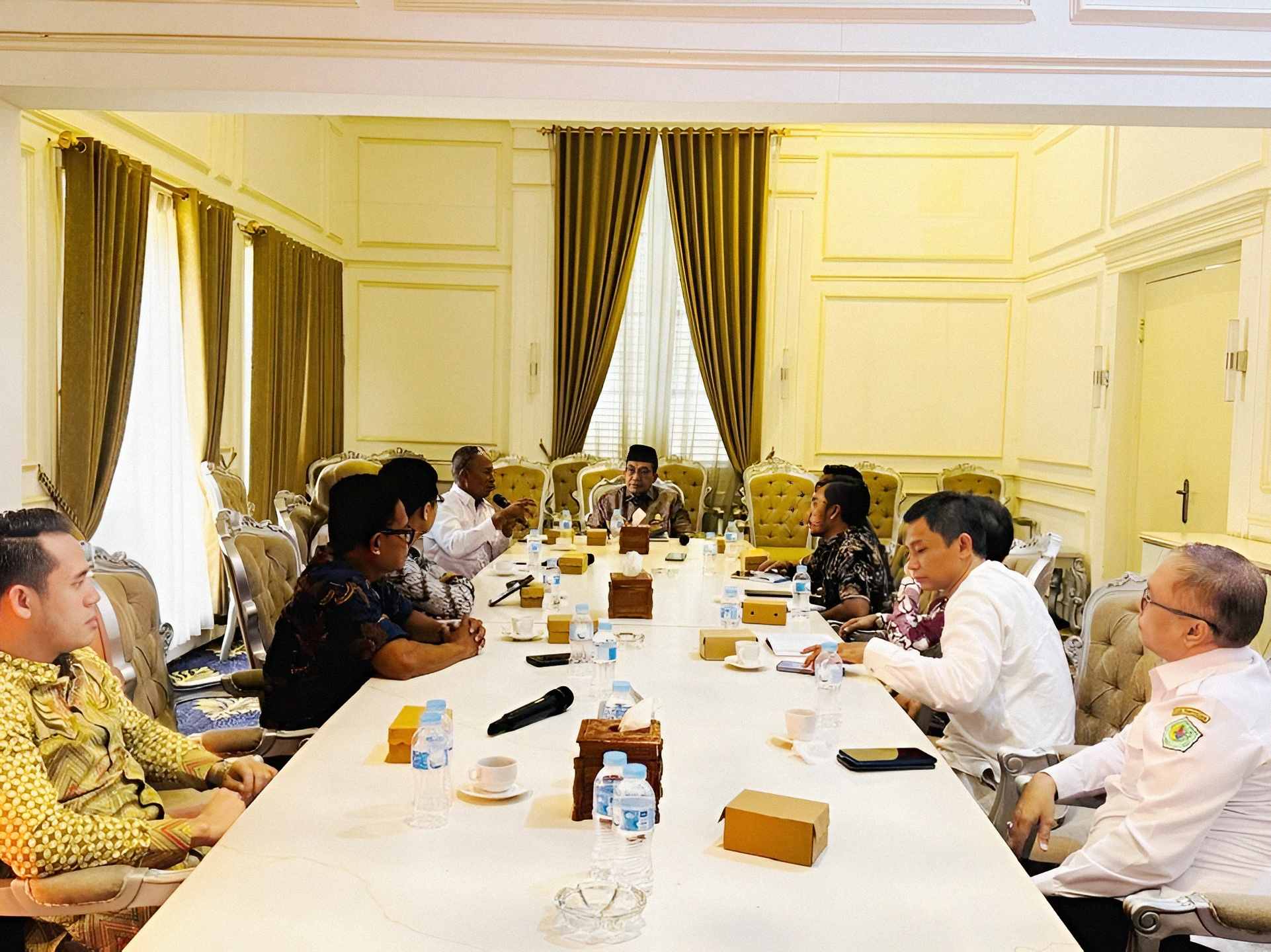 Bupati Pamekasan memimpin rapat bersama Tim KAMURA membahas survei Kawasan Ekonomi Khusus Tembakau di ruang pertemuan Pendopo Pamekasan.
