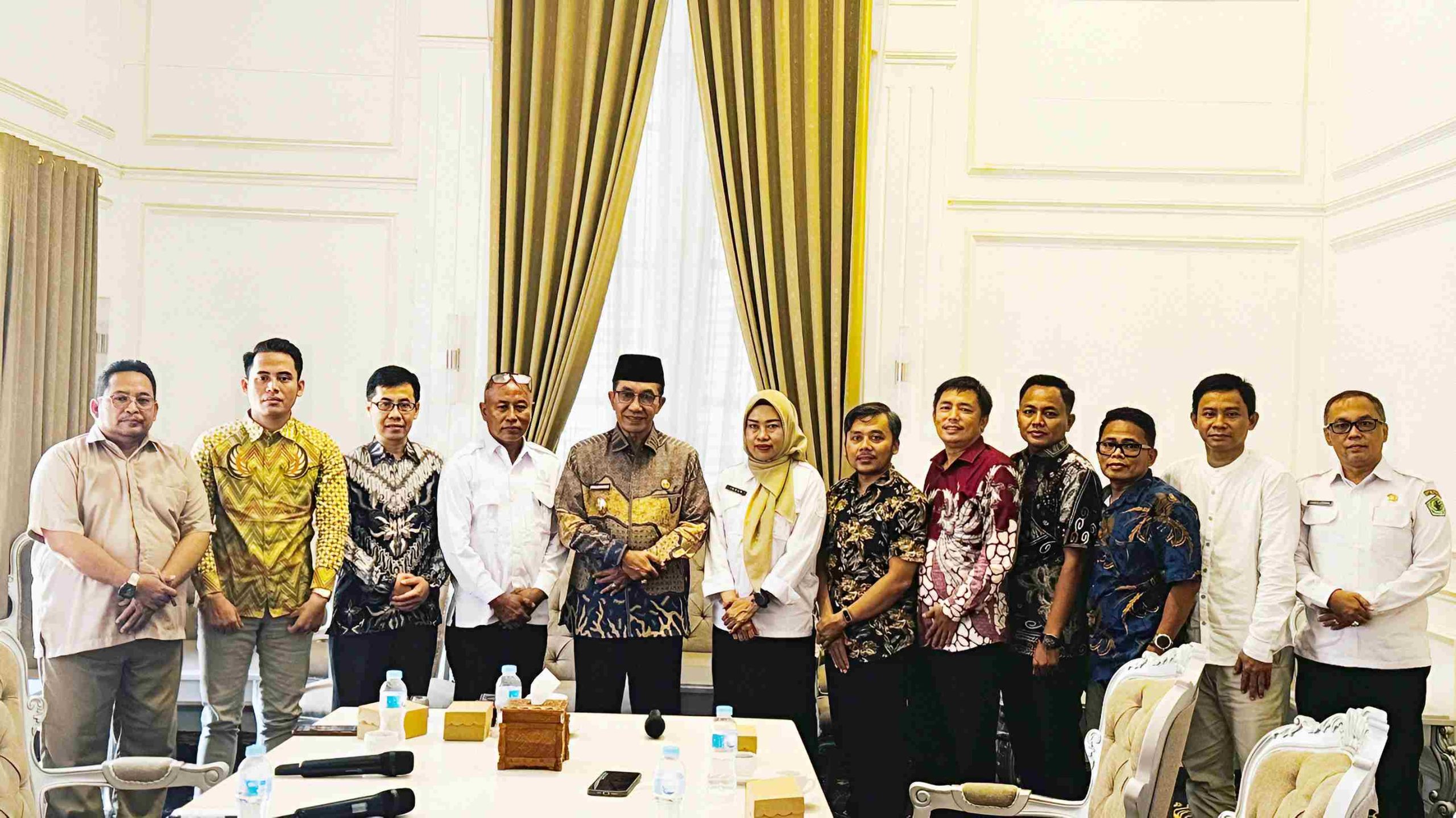 Bupati Pamekasan KH Kholilurrahman bersama Tim KAMURA dan pejabat OPD usai pertemuan membahas survei Kawasan Ekonomi Khusus Tembakau di Pendopo Pamekasan.