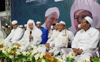 Habaib dan ulama Madura duduk bersama dalam acara dzikir kebangsaan di PP Al Ihsan Sampang bersama Habib Luthfi bin Yahya.