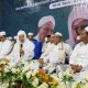 Habaib dan ulama Madura duduk bersama dalam acara dzikir kebangsaan di PP Al Ihsan Sampang bersama Habib Luthfi bin Yahya.