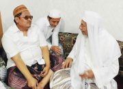 H. Khoirul Umam duduk berdampingan dan berbincang dengan Habib Muhammad Luthfi bin Ali bin Hasyim bin Yahya dalam acara silaturrahim di Sampang.
