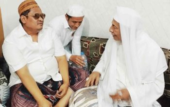 H. Khoirul Umam duduk berdampingan dan berbincang dengan Habib Muhammad Luthfi bin Ali bin Hasyim bin Yahya dalam acara silaturrahim di Sampang.