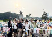 Penjual kopi keliling Madura bersiap mengikuti acara Maulid Nabi dan Ngopi Bareng H Her di Monas, Jakarta.