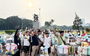 Penjual kopi keliling Madura bersiap mengikuti acara Maulid Nabi dan Ngopi Bareng H Her di Monas, Jakarta.