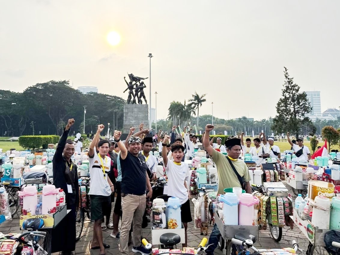 Penjual kopi keliling Madura bersiap mengikuti acara Maulid Nabi dan Ngopi Bareng H Her di Monas, Jakarta.