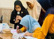 Pelatihan digital kader posyandu di Puskesmas Omben, trainer Hj. Hafsatun memberikan penjelasan.