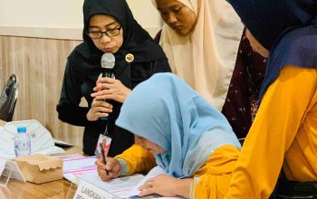 Pelatihan digital kader posyandu di Puskesmas Omben, trainer Hj. Hafsatun memberikan penjelasan.