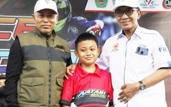 Bupati Pamekasan KH. Kholilurrahman, Alroyen Natabi Racing Team, dan Kepala Dinas Pendidikan dan Kebudayaan Ahmad Basri Yanto berfoto bersama.