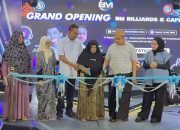Pembukaan BM Billiards & Cafe dengan pemotongan pita oleh tokoh penting.