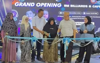 Pembukaan BM Billiards & Cafe dengan pemotongan pita oleh tokoh penting.