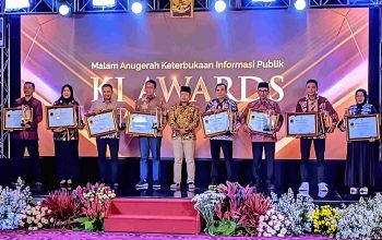 Bupati Pamekasan menerima penghargaan Kabupaten Informatif pada malam anugerah KI Awards Jatim 2025.