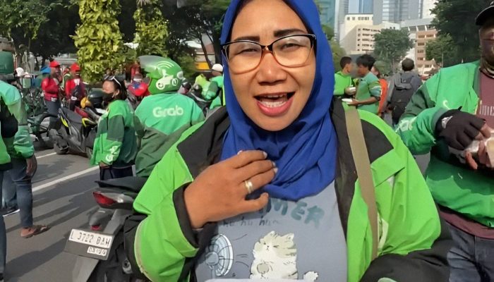 Kebahagiaan Pengemudi Ojol Saat Terima Nasi Kotak dari BIP Bani Insan Peduli di Surabaya