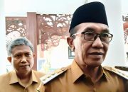 Bupati Pamekasan KH Kholilurrahman saat memberikan keterangan mengenai prioritas penggunaan APBD 2026 untuk kebutuhan dasar masyarakat dan pembangunan infrastruktur jalan.