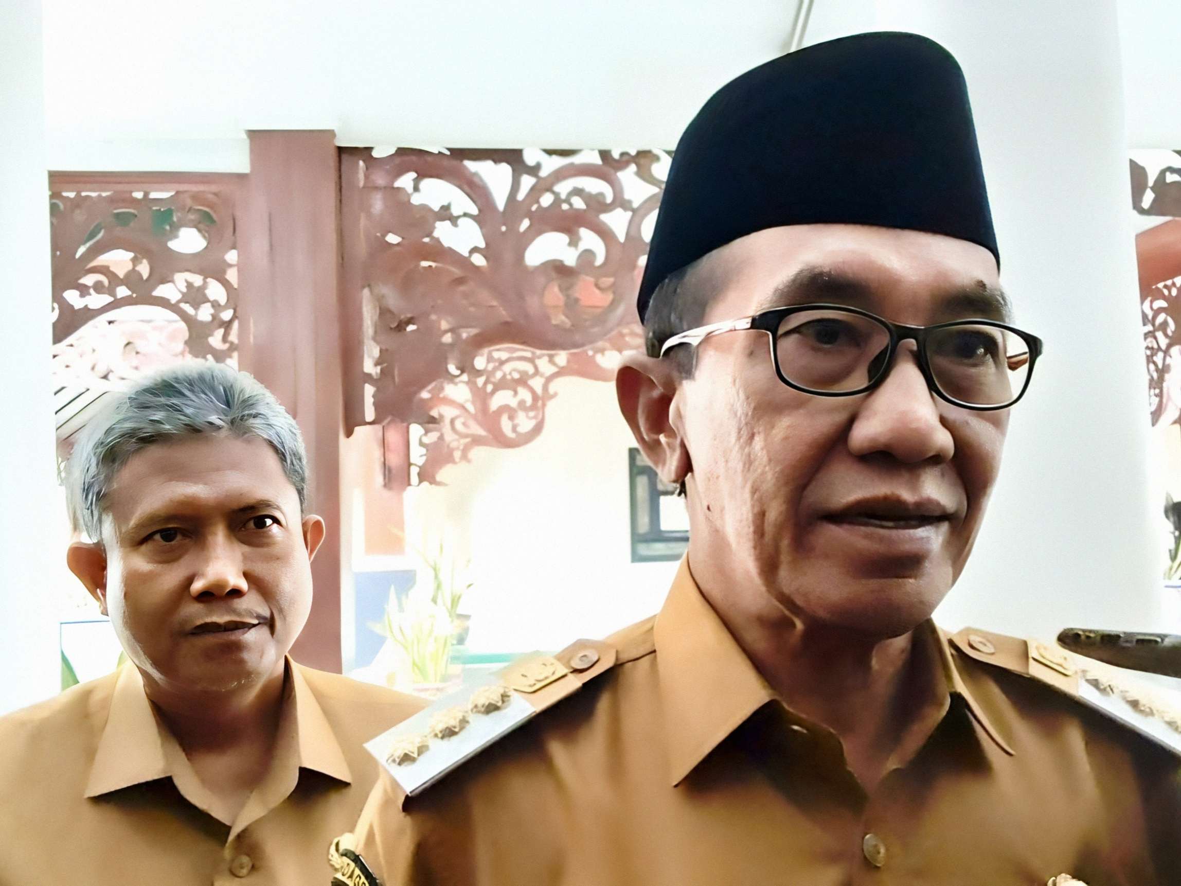 Bupati Pamekasan KH Kholilurrahman saat memberikan keterangan mengenai prioritas penggunaan APBD 2026 untuk kebutuhan dasar masyarakat dan pembangunan infrastruktur jalan.