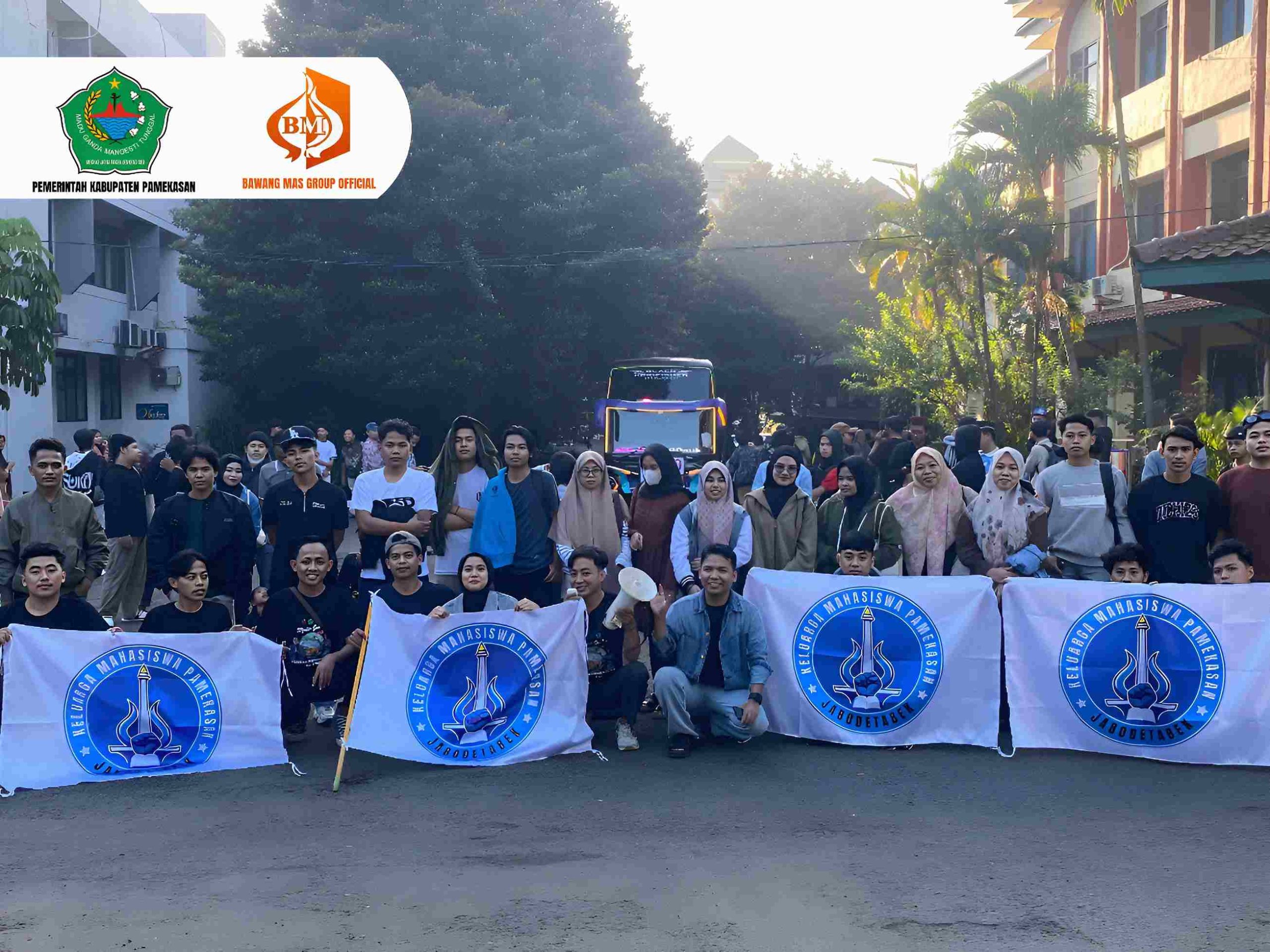 Mahasiswa Pamekasan yang tergabung dalam KMP-J mengikuti program mudik gratis dari Jakarta menuju Pamekasan bersama Pemkab Pamekasan dan PT Bawang Mas Group.