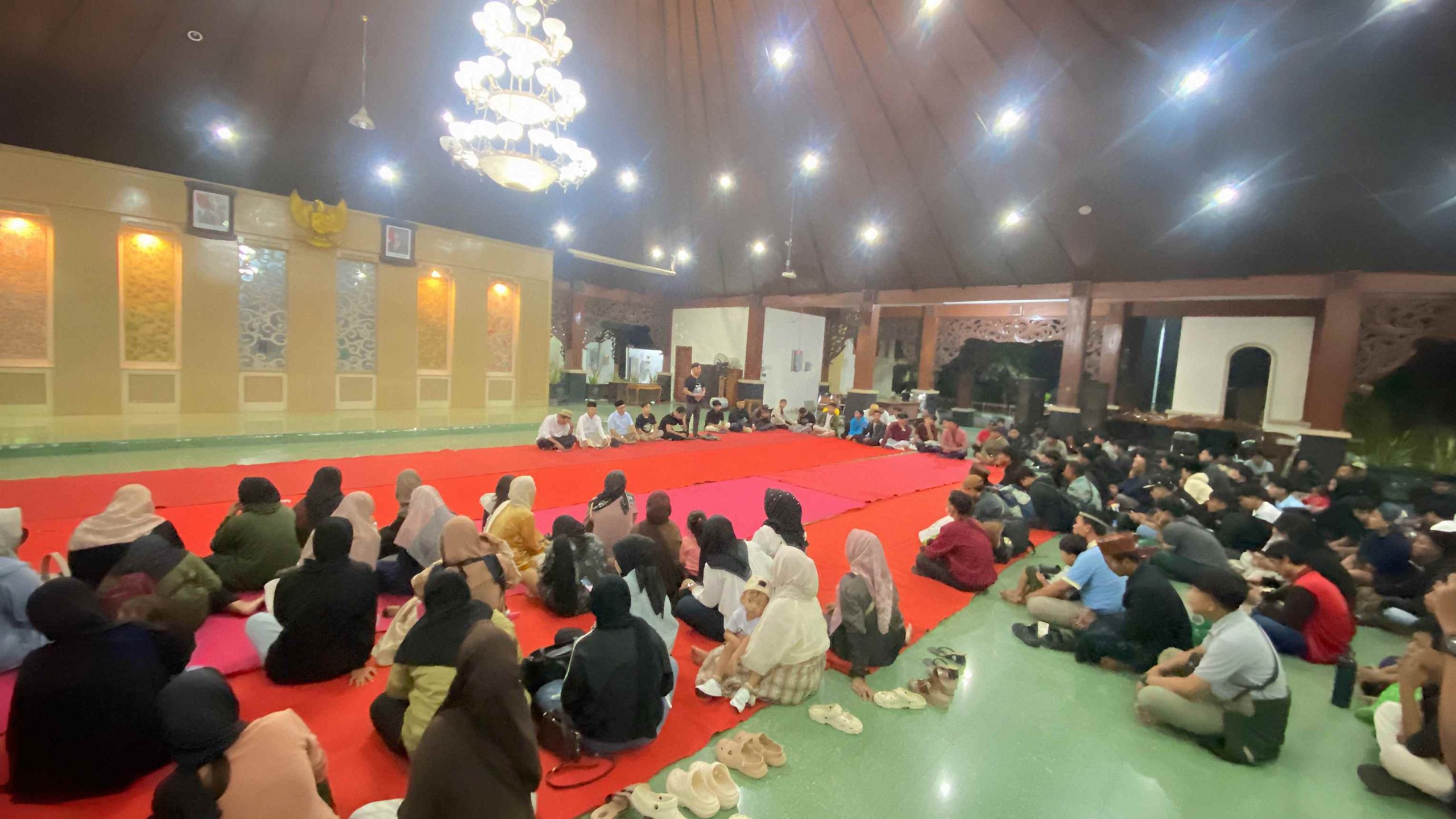 Ratusan mahasiswa pemudik dari Jakarta mengikuti doa bersama di Pendopo Ronggosukowati Pamekasan setelah tiba dalam program mudik gratis KMP-J.