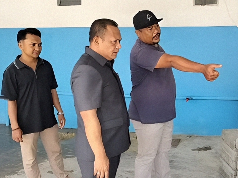 Wakil Bupati Pamekasan Sukriyanto mengecek fasilitas dapur MBG saat sidak di Pademawu Timur.