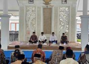Pejabat Pemerintah Kabupaten Pamekasan duduk bersila di pendopo saat acara halal bihalal, dihadiri jajaran OPD dan tamu undangan.