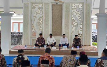 Pejabat Pemerintah Kabupaten Pamekasan duduk bersila di pendopo saat acara halal bihalal, dihadiri jajaran OPD dan tamu undangan.