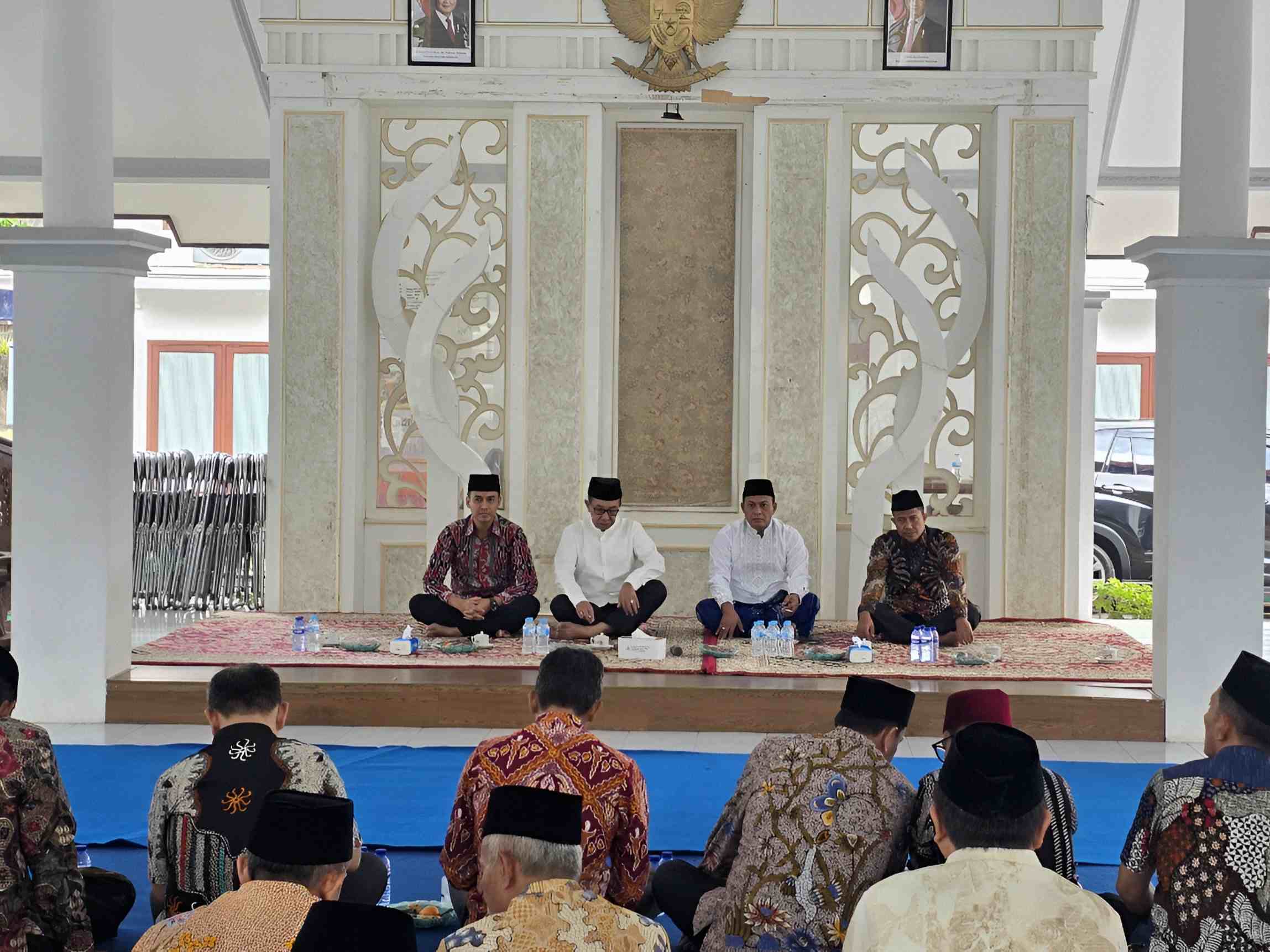Pejabat Pemerintah Kabupaten Pamekasan duduk bersila di pendopo saat acara halal bihalal, dihadiri jajaran OPD dan tamu undangan.